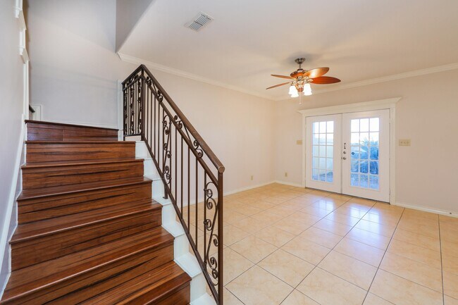 Building Photo - 707 St James Dr