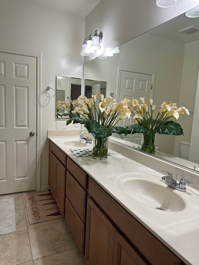 Building Photo - Layton lake oversized private room