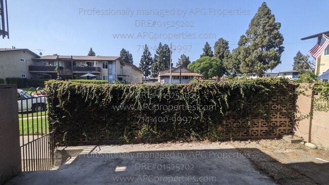 Building Photo - 1850 W Greenleaf Ave