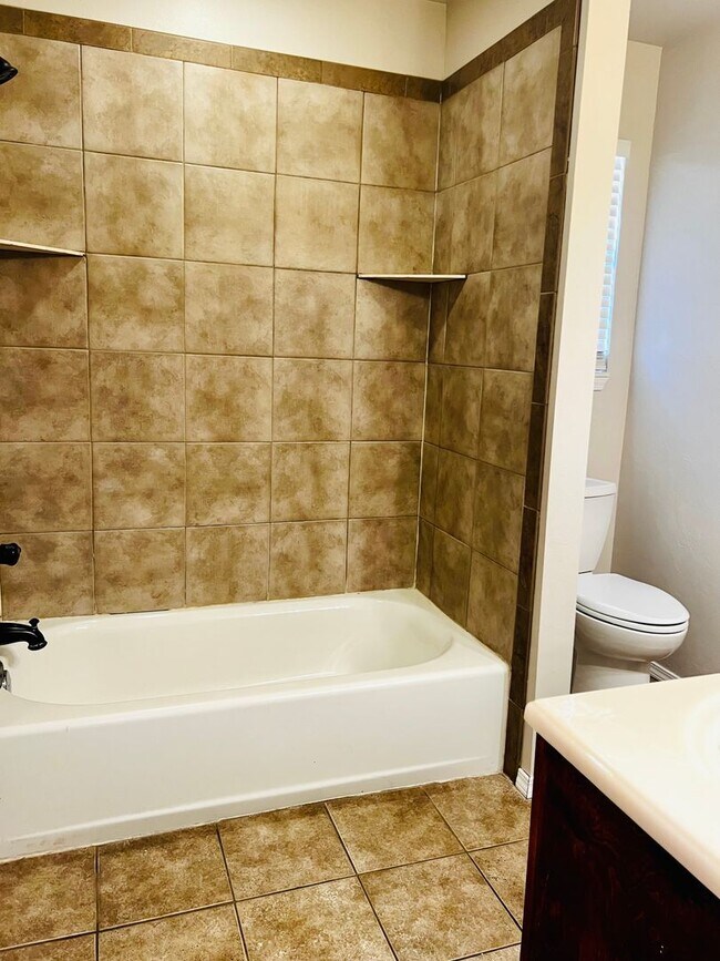 Building Photo - Gorgeous 3BD 2BA with Bonus Office Space in Del City!!