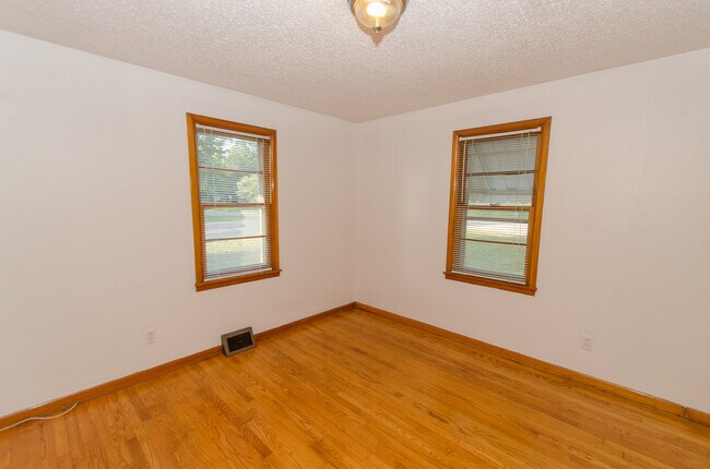 Building Photo - 3 bedroom, 2 bath home located in Green Ac...