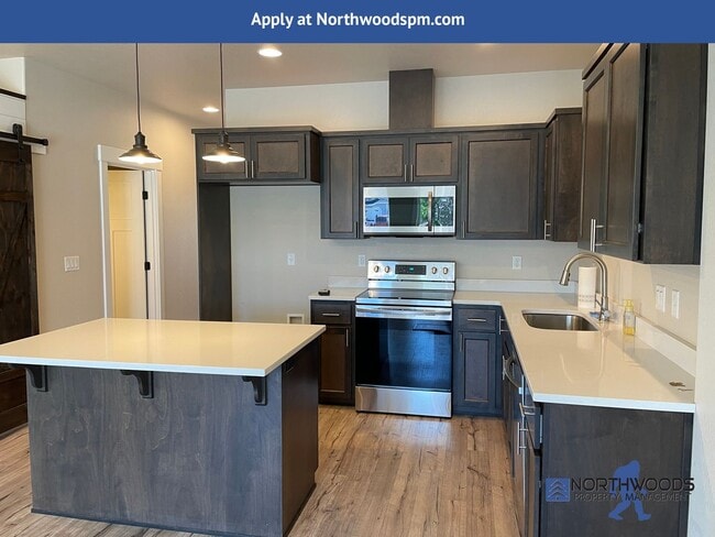 Building Photo - Gorgeous 2 Bedroom 2.5 Bath Townhome  in White City