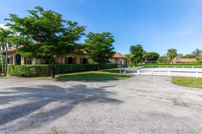 Building Photo - 14943 Paddock Dr