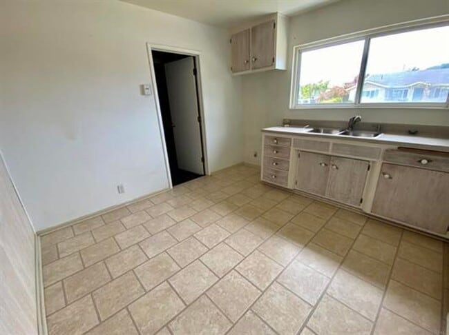 Building Photo - Cardiff 3 br one level large yard pet OK  house TEXT 760-815-3696
