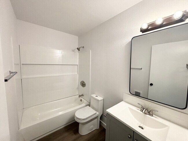 Building Photo - LA1547* - A