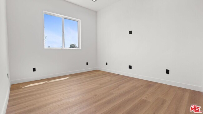 Building Photo - 10842 Peach Grove St