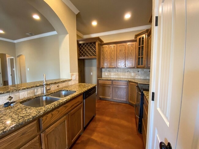 Building Photo - 4  Bedroom Single Famly Home Available Now!