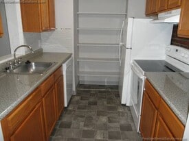 Building Photo - 36 Greentree Ln