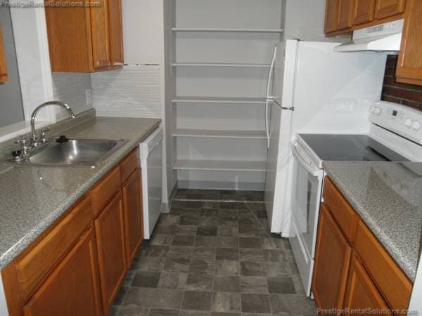 Building Photo - 36 Greentree Ln