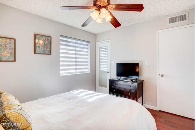 Building Photo - 1648 W Grovers Ave