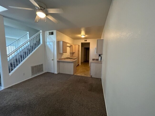 Building Photo - 3 Bed Townhome For Rent in Henderson!