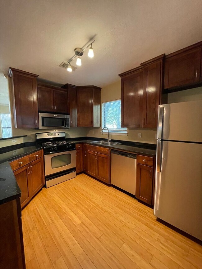 Building Photo - 1038 E 43rd St