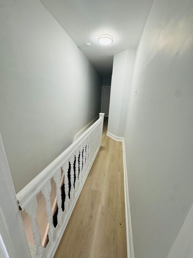 Building Photo - Remodeled Large 3bd/1.5 House with Rear ya...