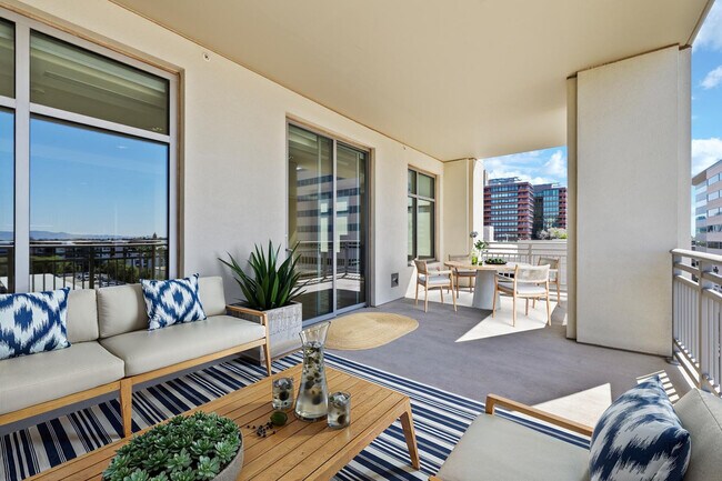 Building Photo - 2211 E Camelback Rd