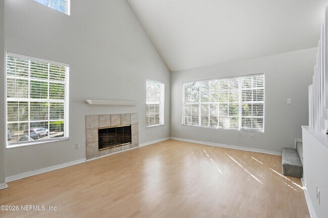 Building Photo - 13700 Richmond Park Dr N