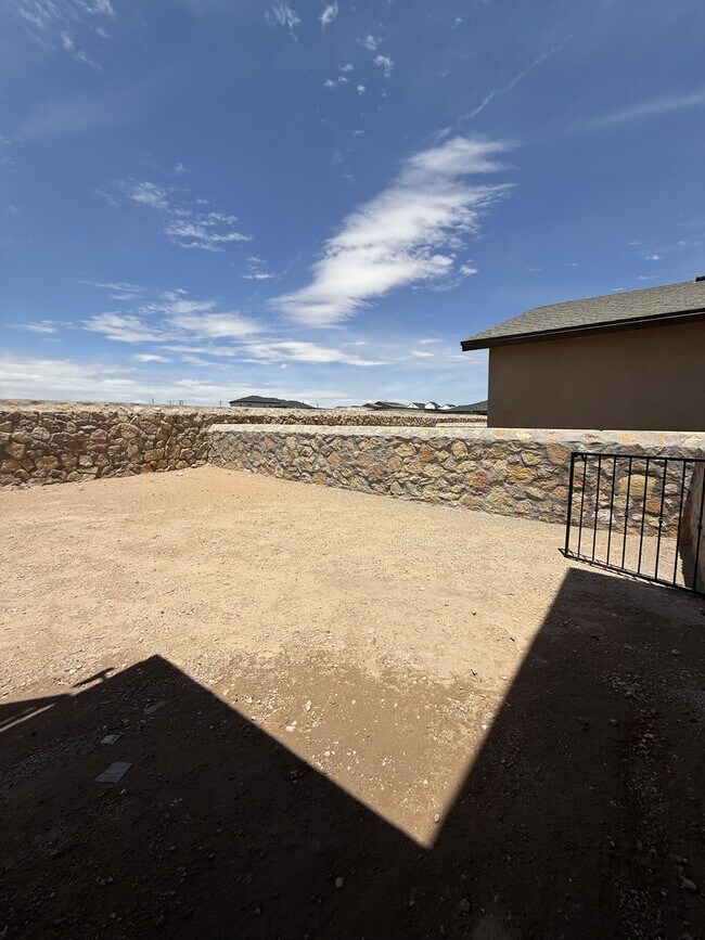 Building Photo - 1099 Sky River St