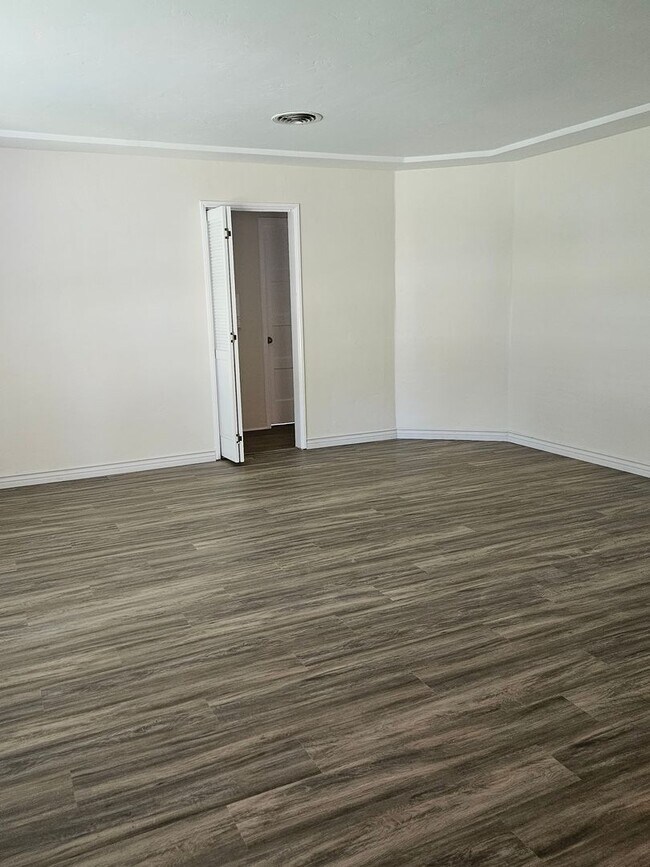 Building Photo - 140 G Ave
