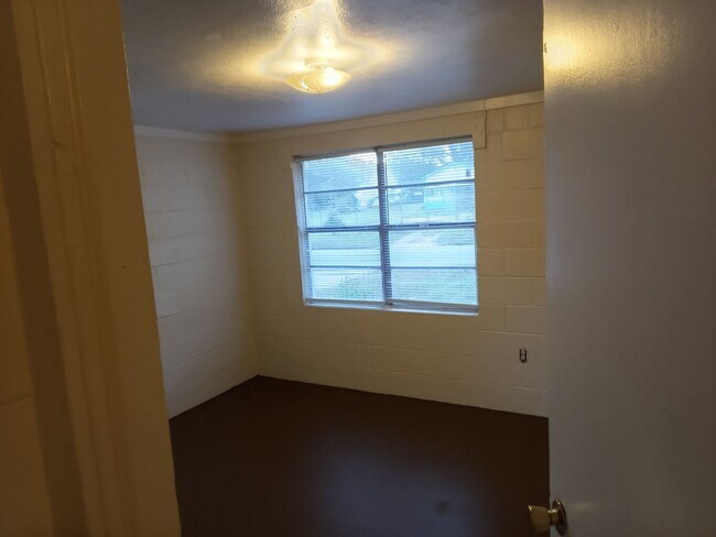 Building Photo - 1517 E Residence Ave