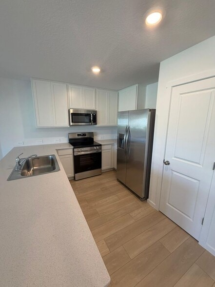 Building Photo - 824 Lynx St