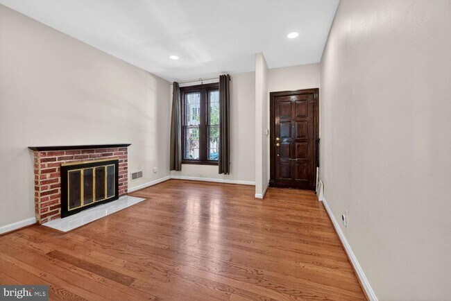 Building Photo - 1025 30th St NW