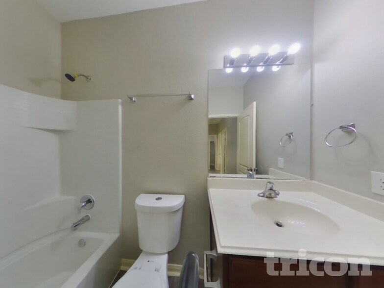 Building Photo - 1502 Tulip Ln