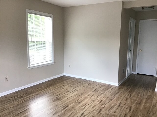 Building Photo - 304 Trinity Ct