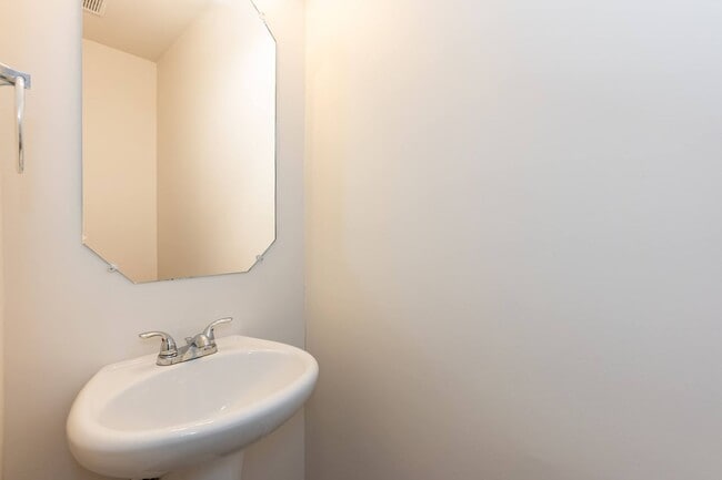 Building Photo - Move In Ready Lillington Home!