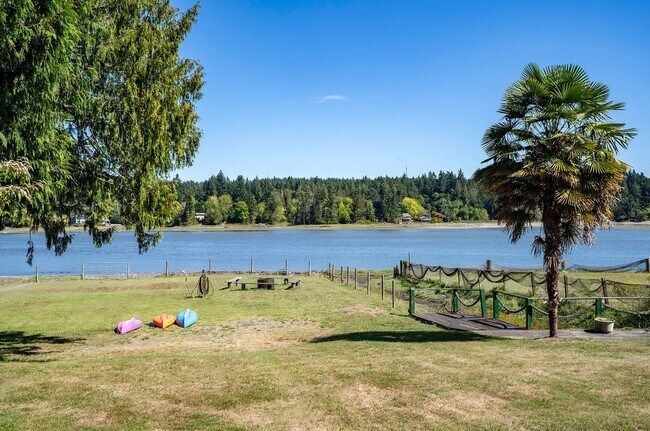 Building Photo - SHORT TERM LEASES! 1-6 months - 3-Bedroom ...