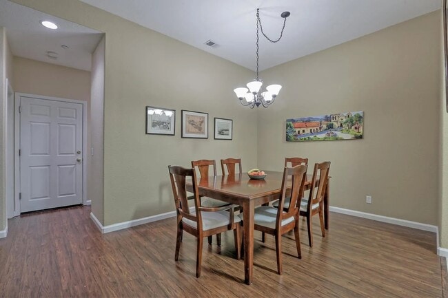 Building Photo - 18 Flora Ln