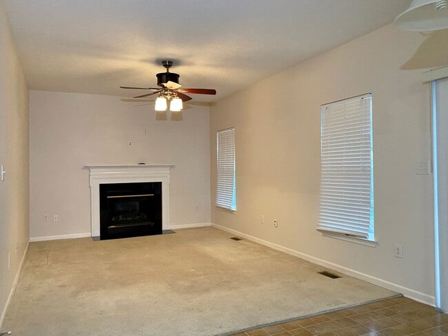 Building Photo - Charming 4 Bedroom/2.5 Bathroom in White M...