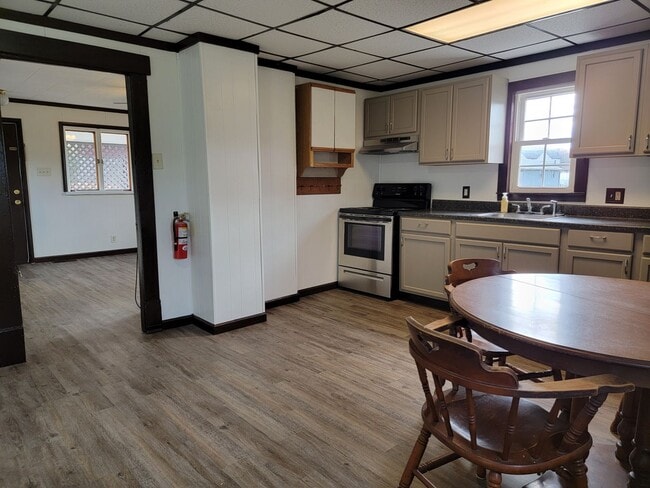 Building Photo - 2 bedroom home!  Only $825.00 plus utilities