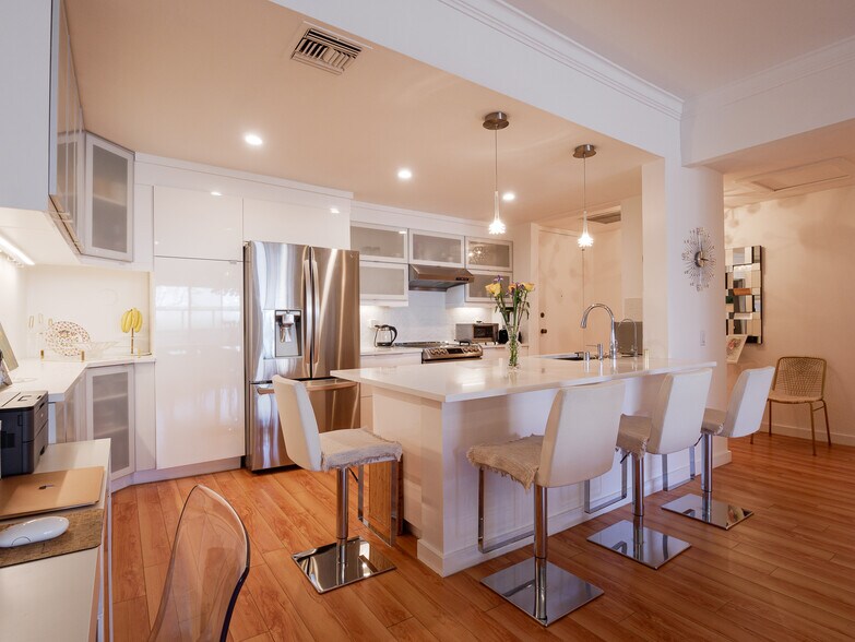 Kitchen - 2276 S Beverly Glen Blvd