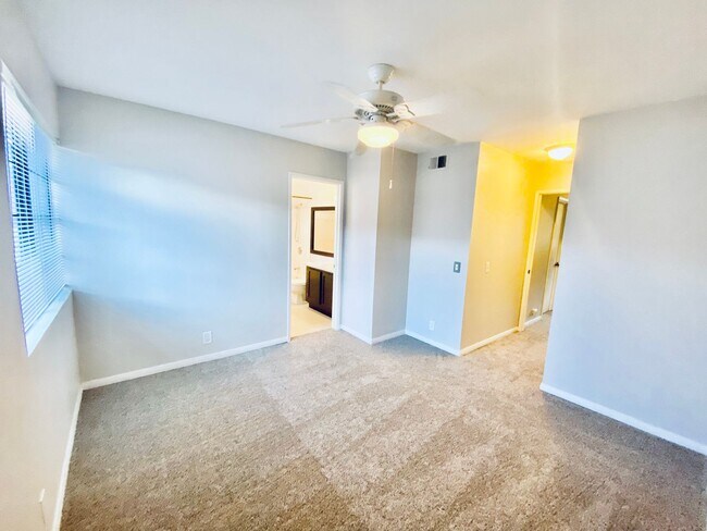 Building Photo - Gorgeous 3 Bedroom 3 Bathroom Townhome in Mission Trails!!
