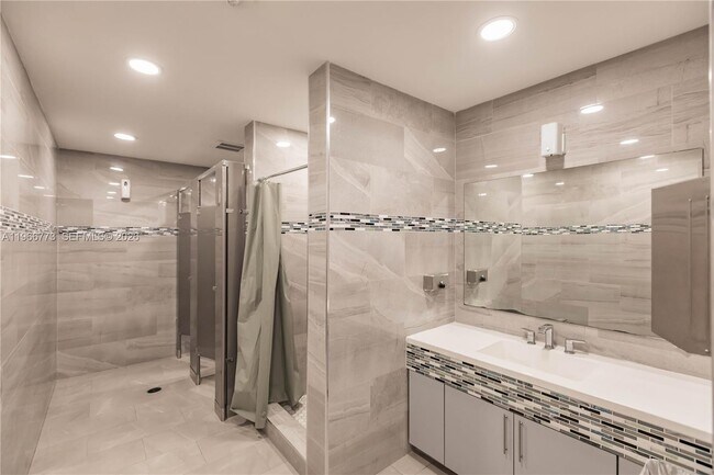 Building Photo - 5001 Collins Ave