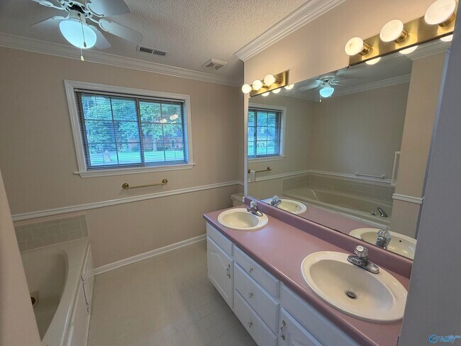 Building Photo - 701 Rigel Dr SW