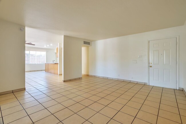 Building Photo - Spacious 3-bedroom, 3-bathroom home with an attached casita located in Scottsdale, AZ