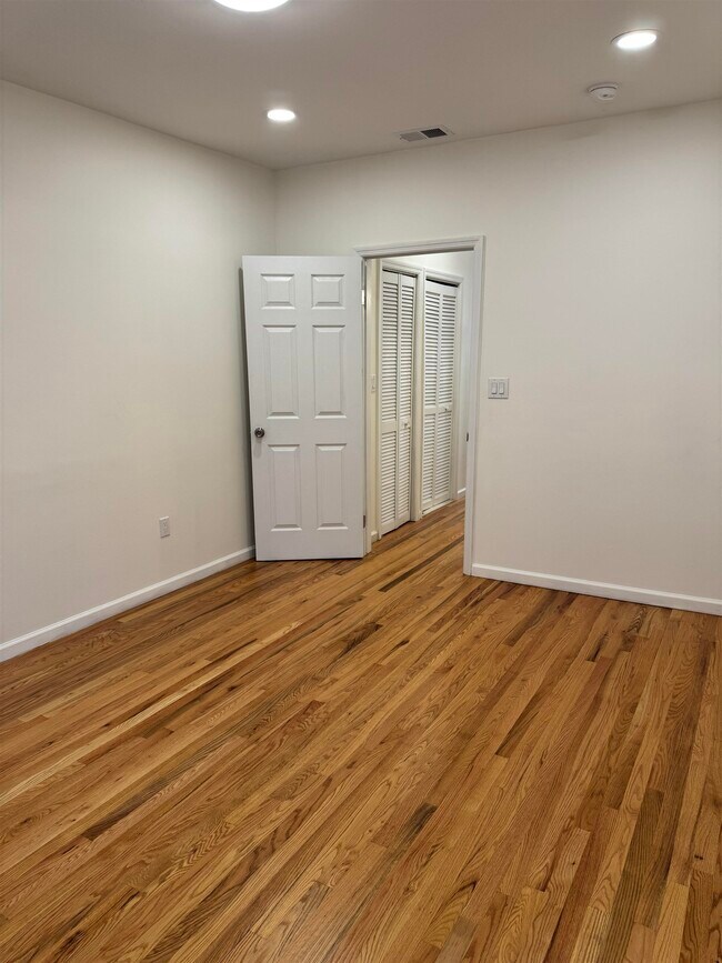 Building Photo - 142 Webster Ave