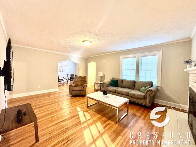 Building Photo - Charming 3 Bedroom 2 Bath Cottage style