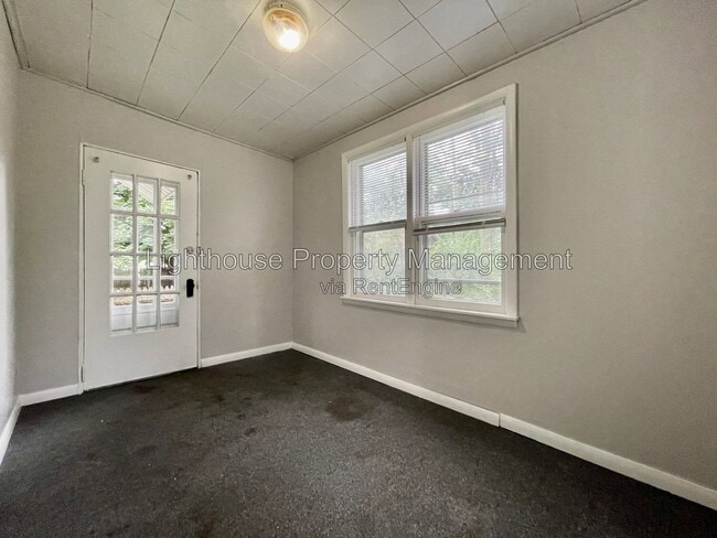 Building Photo - 839 W Larch Ave