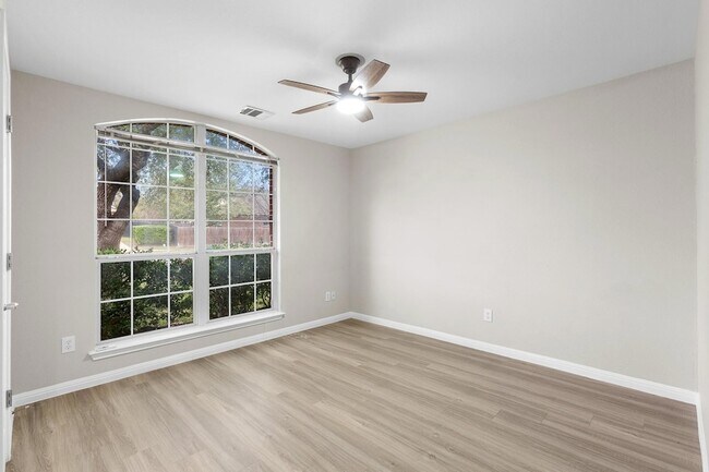 Building Photo - 2205 Speidel Dr