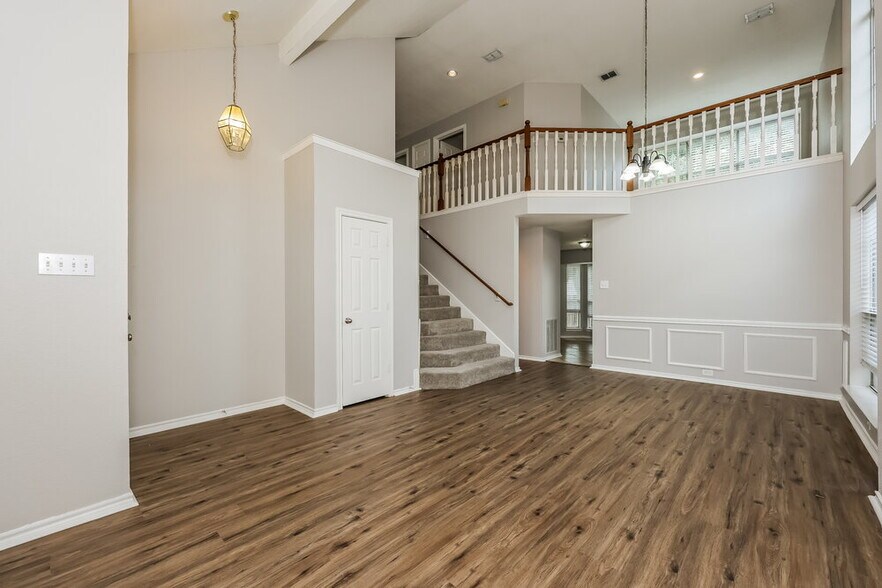 Building Photo - 3011 Renaissance Dr