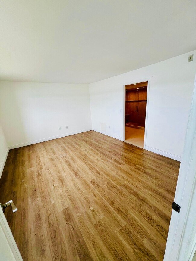 Building Photo - 1175 NE Miami Gardens Dr