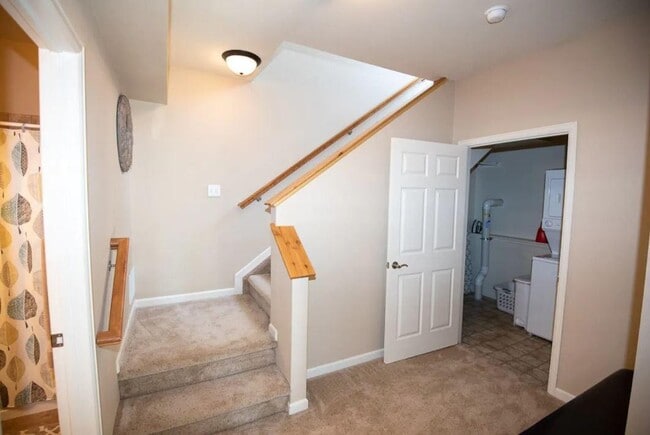 Building Photo - 180 Spinner Ct