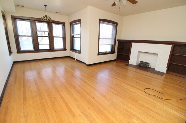 Building Photo - 1728 W Juneway Terrace