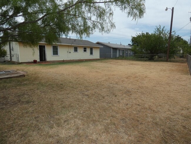 Building Photo - 2 bedroom, 1 bath