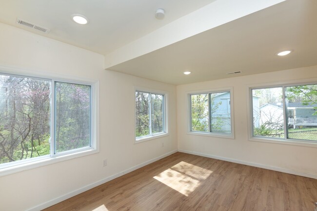 Building Photo - 2 Bed, 2 Full Bath Single Family Home in H...