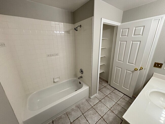 Building Photo - Spacious 3Bed/3Bath Two Story Home Located...