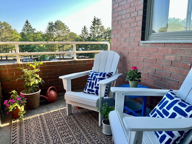 Building Photo - South Portland 2BD/1BA with Balcony at Bre...