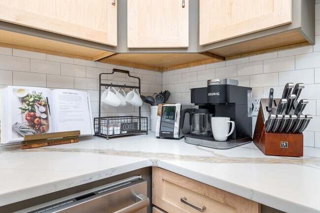 Building Photo - Fully Furnished Cottage by Yale