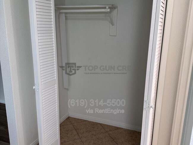 Building Photo - 1182 Holly Ave